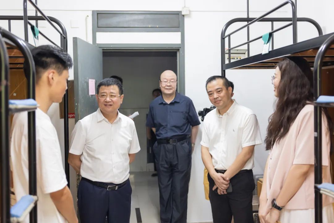 校党委书记宋宝儒深入学生公寓慰问新生