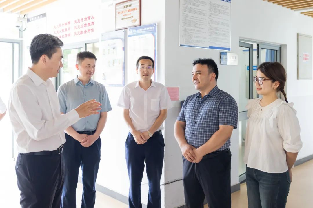 校长初北平和新生家长交流 