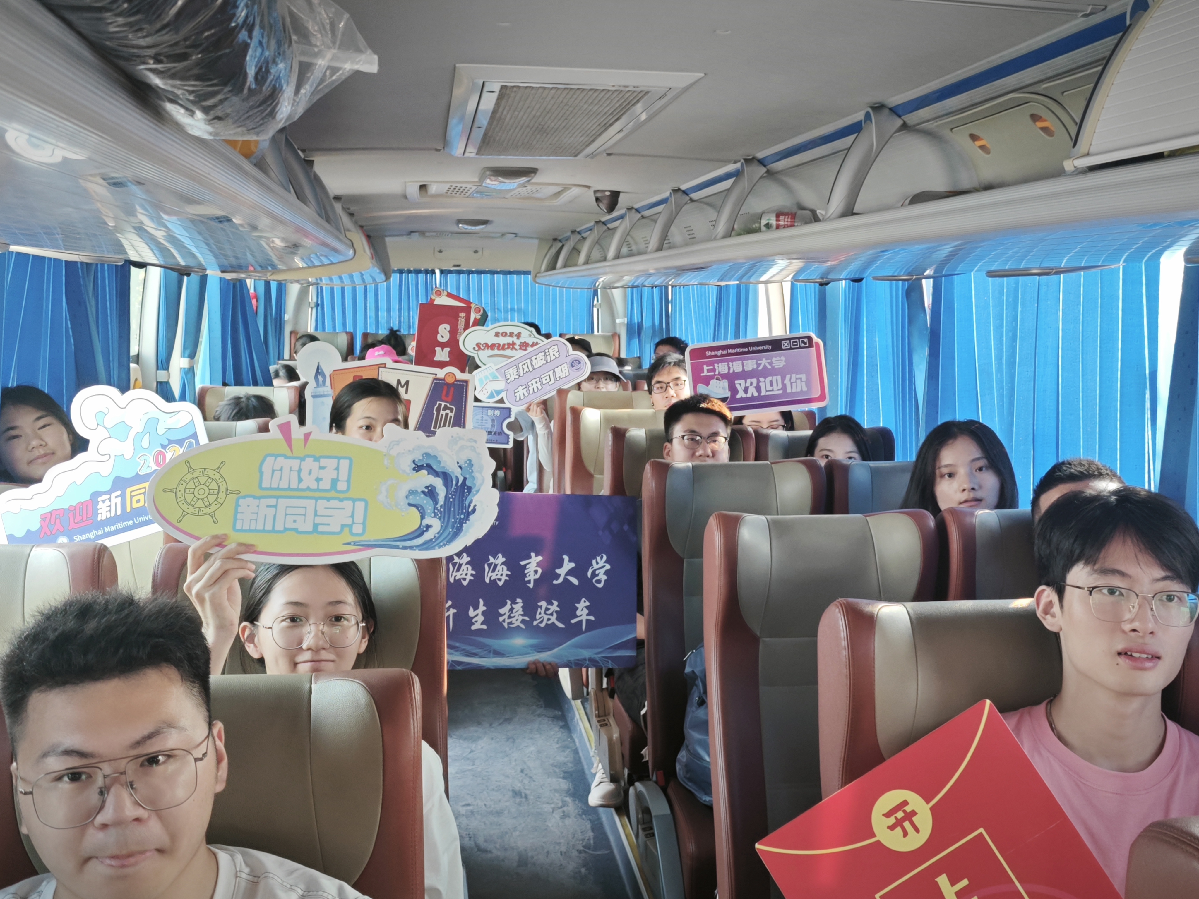 新生及家长乘坐短驳车到海大校园