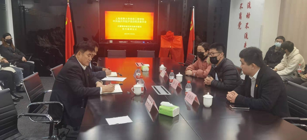 师生聆听党课