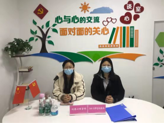 学生党员为南汇新城镇居民提供法律咨询