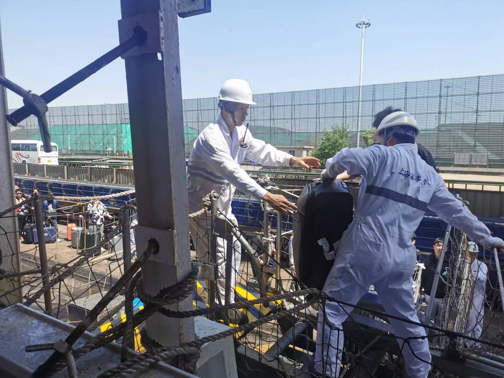 船上教官协助学生登船