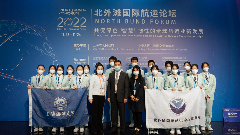 校党委副书记、副校长李志鹏与志愿者合影