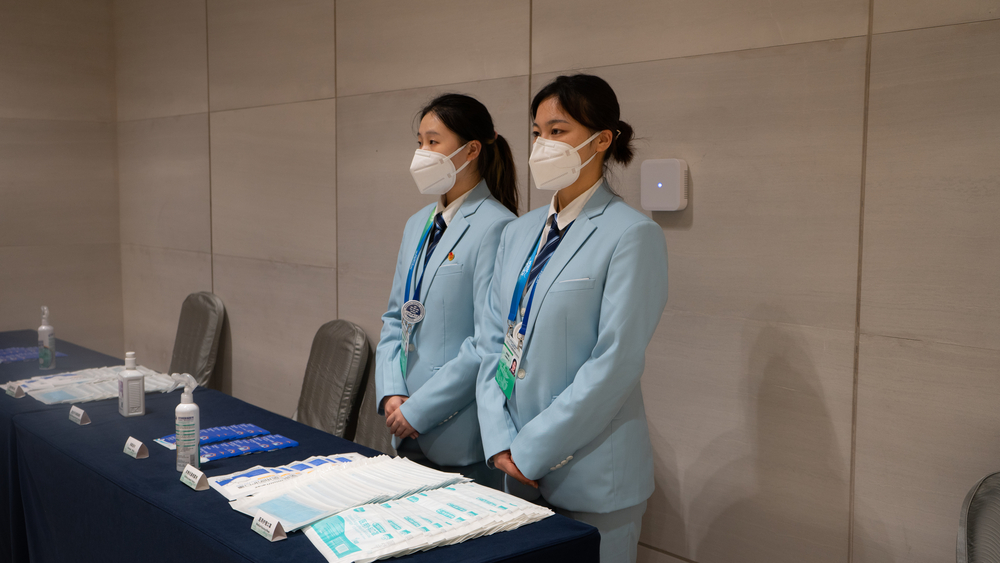 会客厅内场志愿者引导嘉宾入场