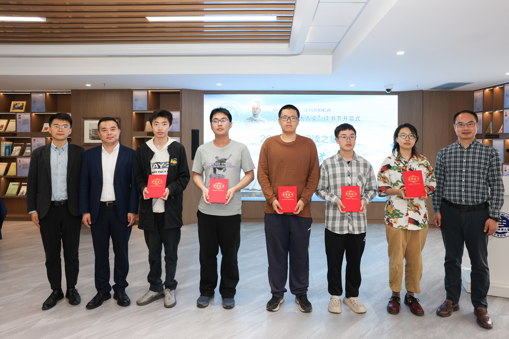 为荣获“阅读之星”的同学颁发证书