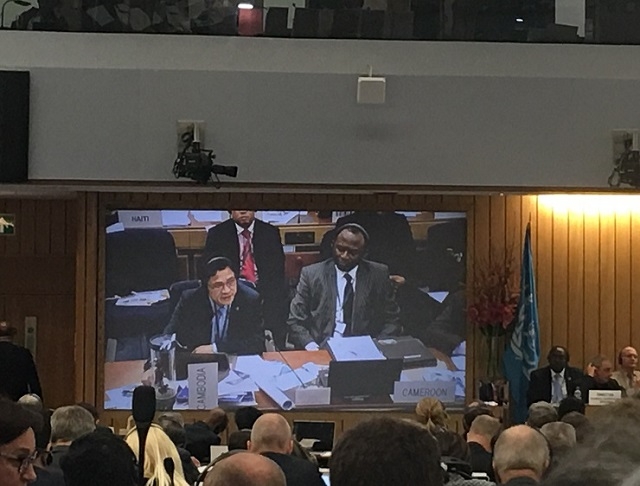 柬埔寨公共工程与运输部副国务秘书Leng Thun Yuthea在大会上举牌发言