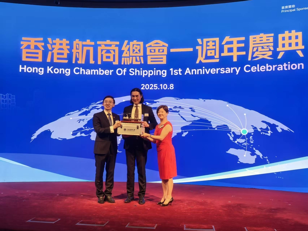 向香港航商总会赠送校船“育明”轮船模