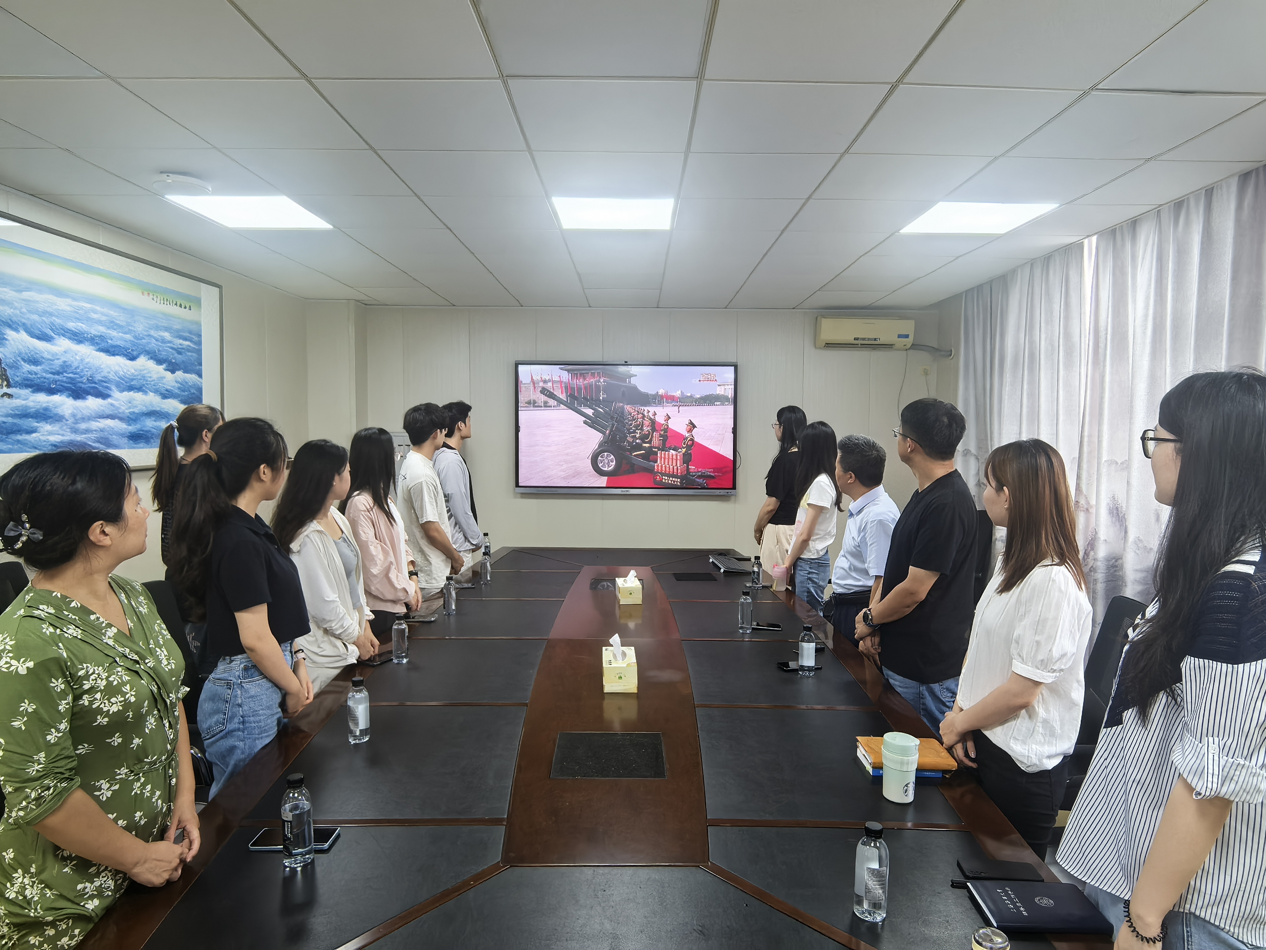 法学院师生代表集中收看