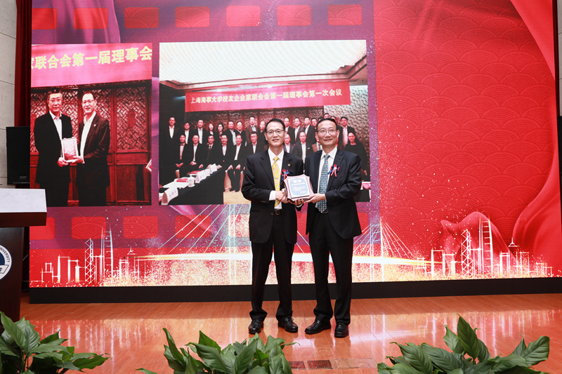 黄有方校长向北京校友会会长、校友企业家联合会会长闻健明颁发成功举办校友企业家联合会“慧海达航”首届论坛鸣谢牌