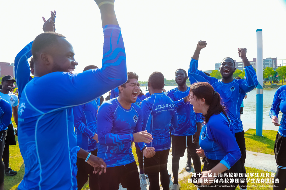 庆祝获得此次比赛亚军