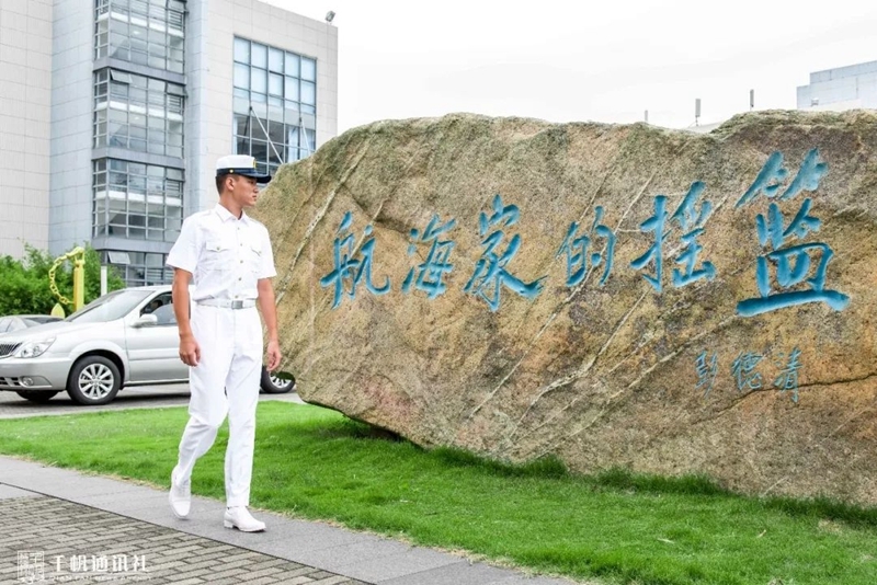 姚禹含同学在海大校园