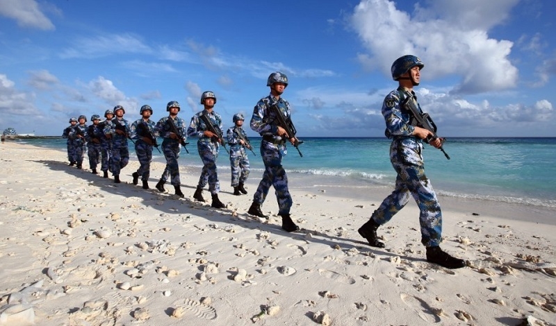 守卫在南沙群岛永暑礁上的海军官兵在沙滩上巡逻，新华社记者 查春明 摄