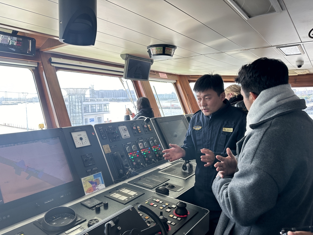留学生参观“海巡01号”