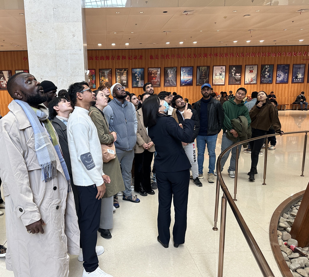 留学生在中国航海博物馆展品前驻足欣赏