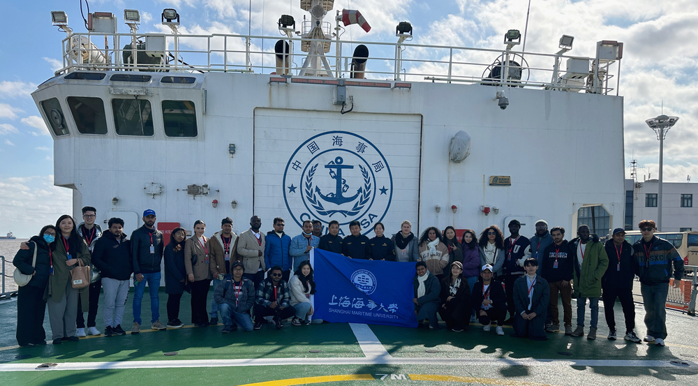 留学生参观“海巡01号”