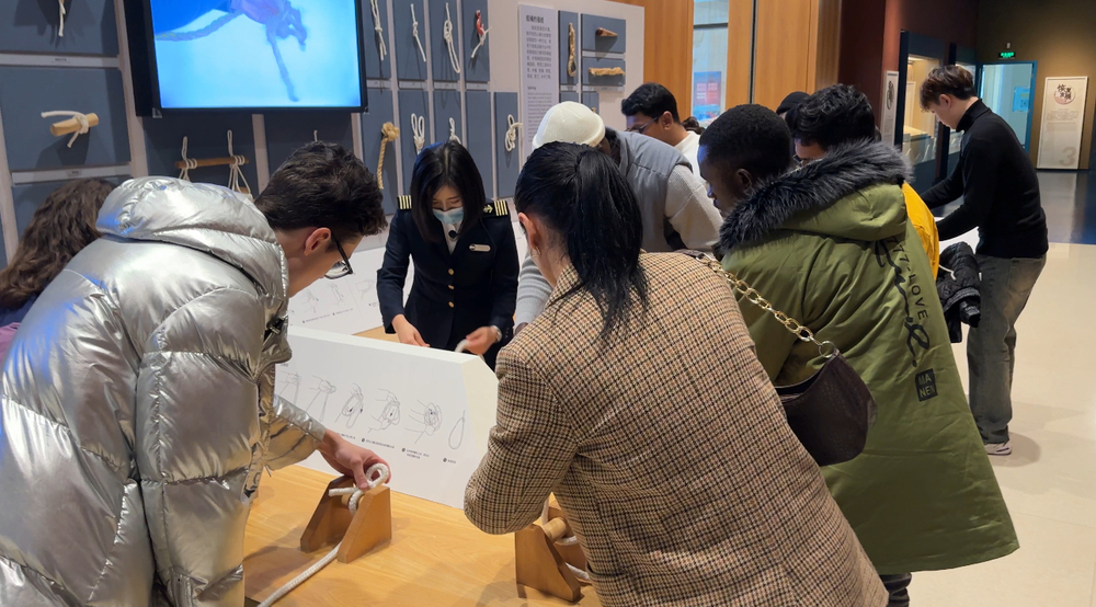 留学生学习打水手结