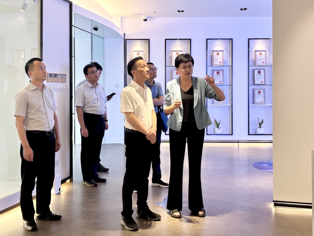 参观东华大学科技成果展示馆