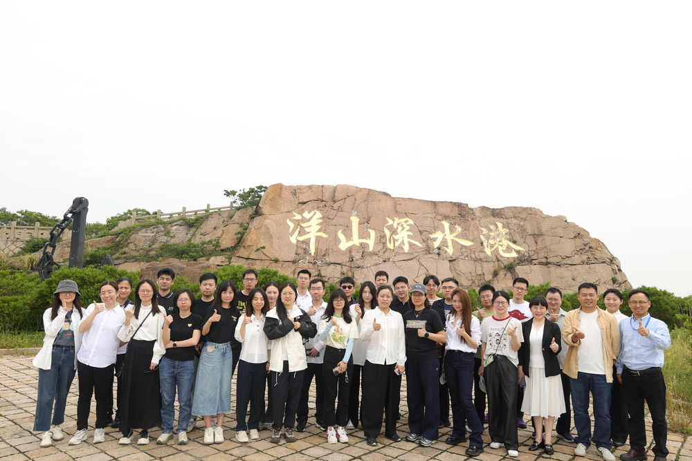 参观洋山港留影