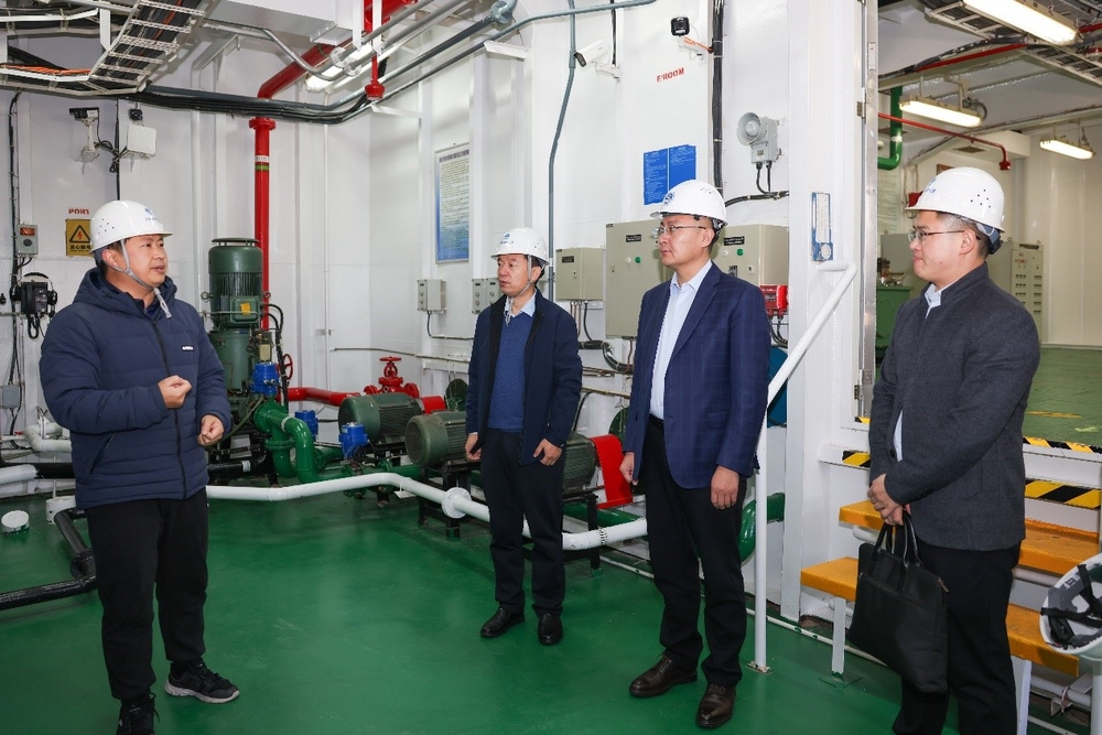 参观组合式特种液货船“吴淞”轮