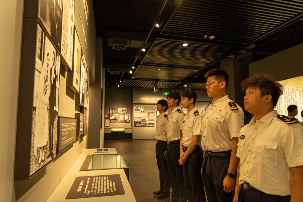 参观烈士专题展馆