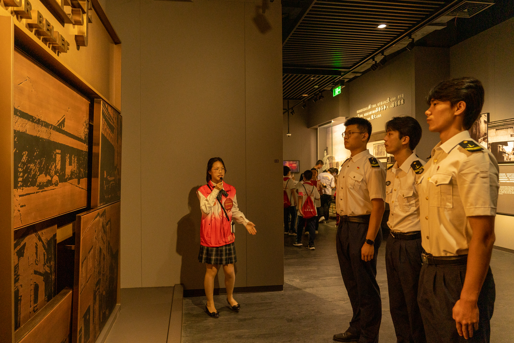 参观烈士专题展馆