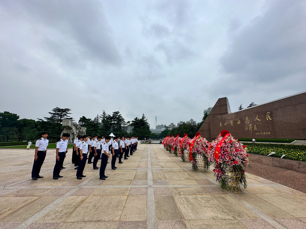 向烈士默哀