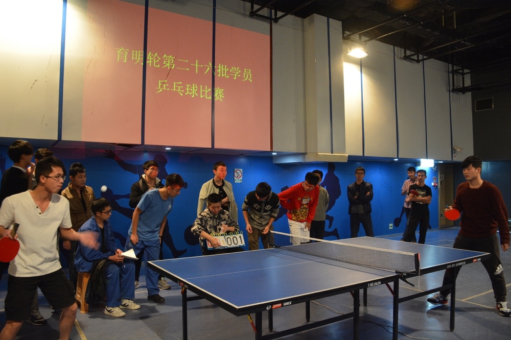学生在船上进行乒乓球比赛