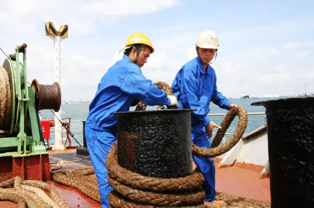 码头系揽绳，这个绳子的重量……谁用谁知道