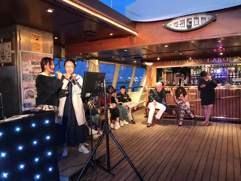 我校学生与美国麻省海事学院学生在邮轮上唱歌PK(英国索伦特大学暑期学习项目)