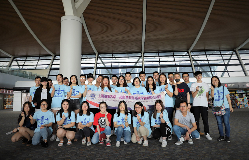 机场合影（英国普利茅斯大学暑期学习项目）