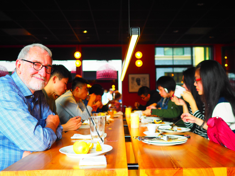 和老师一起用餐（丹麦哥本哈根轮机工程与电子工程学院暑期学习项目）