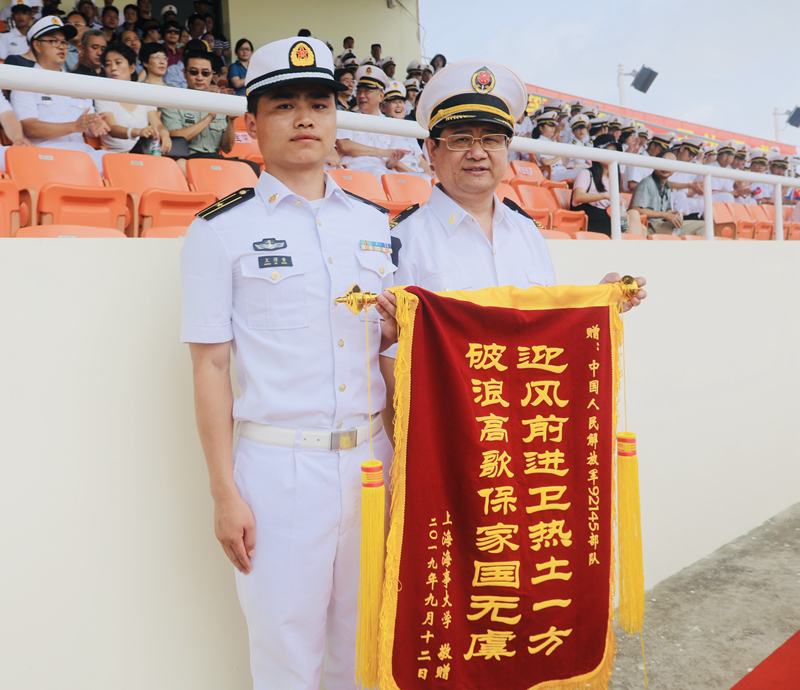 宋宝儒书记代表学校向承训部队赠送锦旗