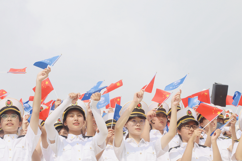 新生高唱《我和我的祖国》