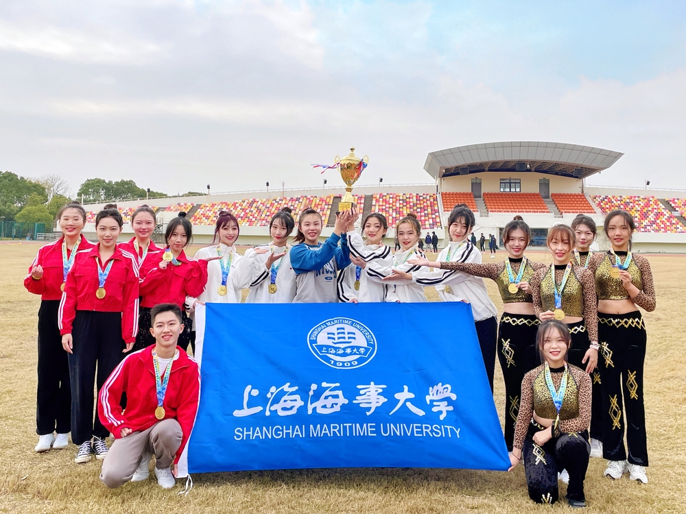 健美操队获团体第一的捧杯时刻