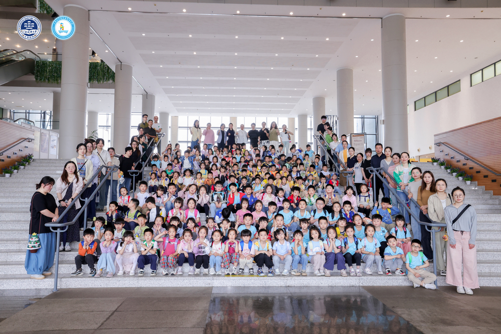 奉贤区蓝湾幼儿园师生及海事师生志愿者全体集体照