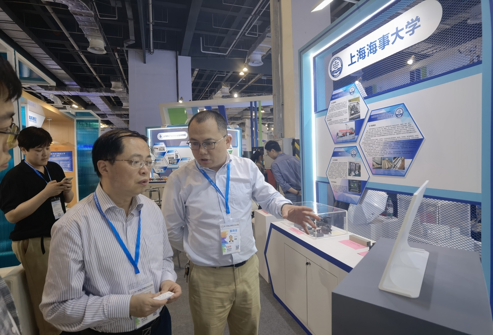上海市高校科技发展中心副主任蒋皓参观学校参展项目