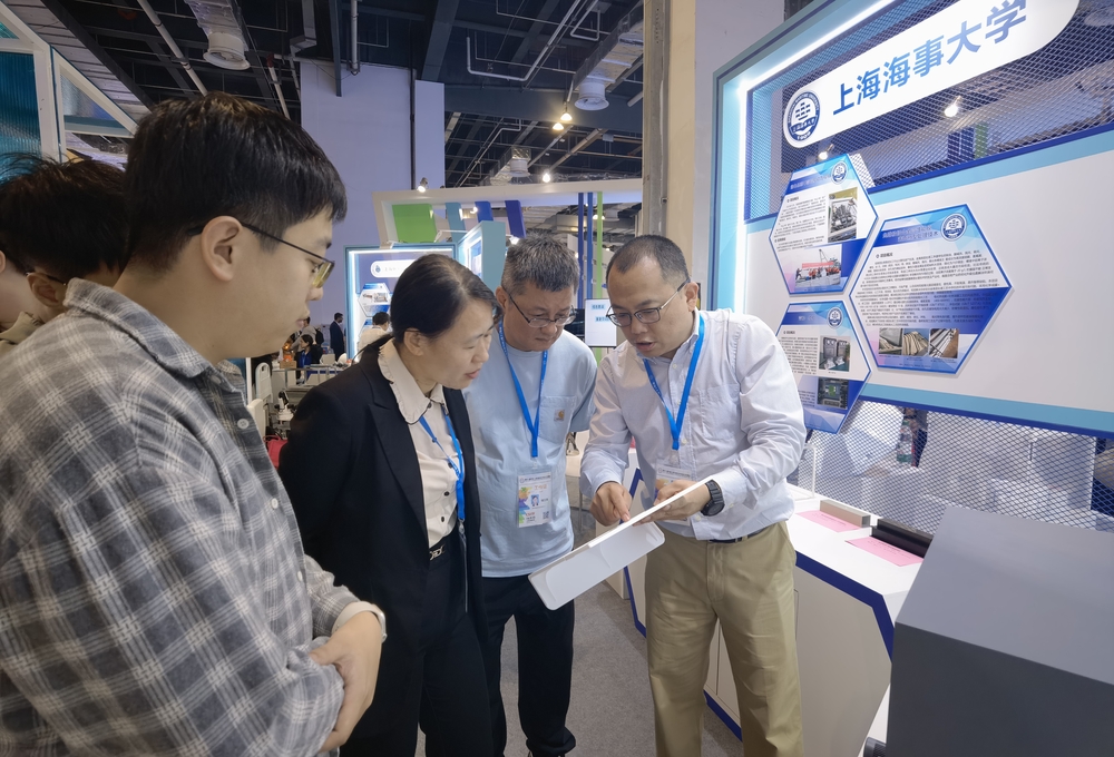 上海市高校科技发展中心副主任张燕一行参观学校参展项目