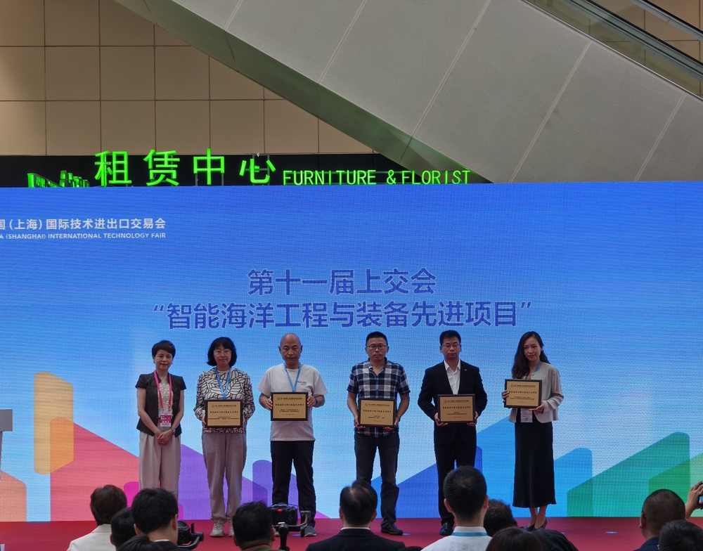 “具有防腐防污功能的先进涂层材料”成果课题组代表上台领奖