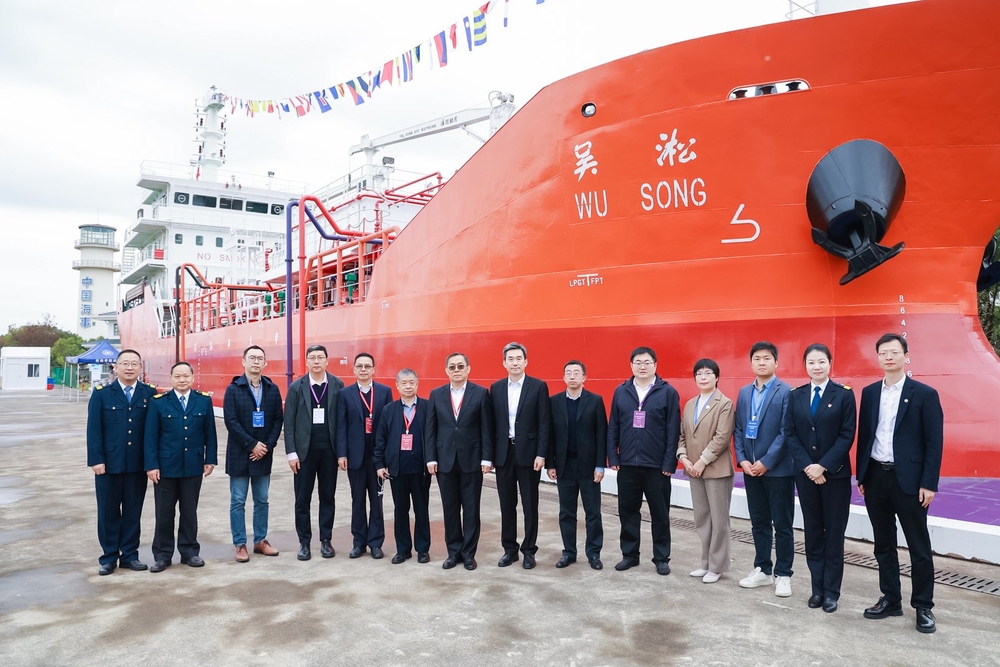 专家组集中考察吴淞号液货船