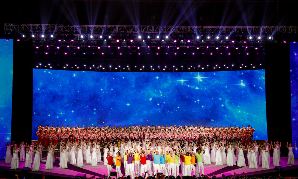 参加纪念抗战胜利暨反法西斯战争胜利70周年歌会演出