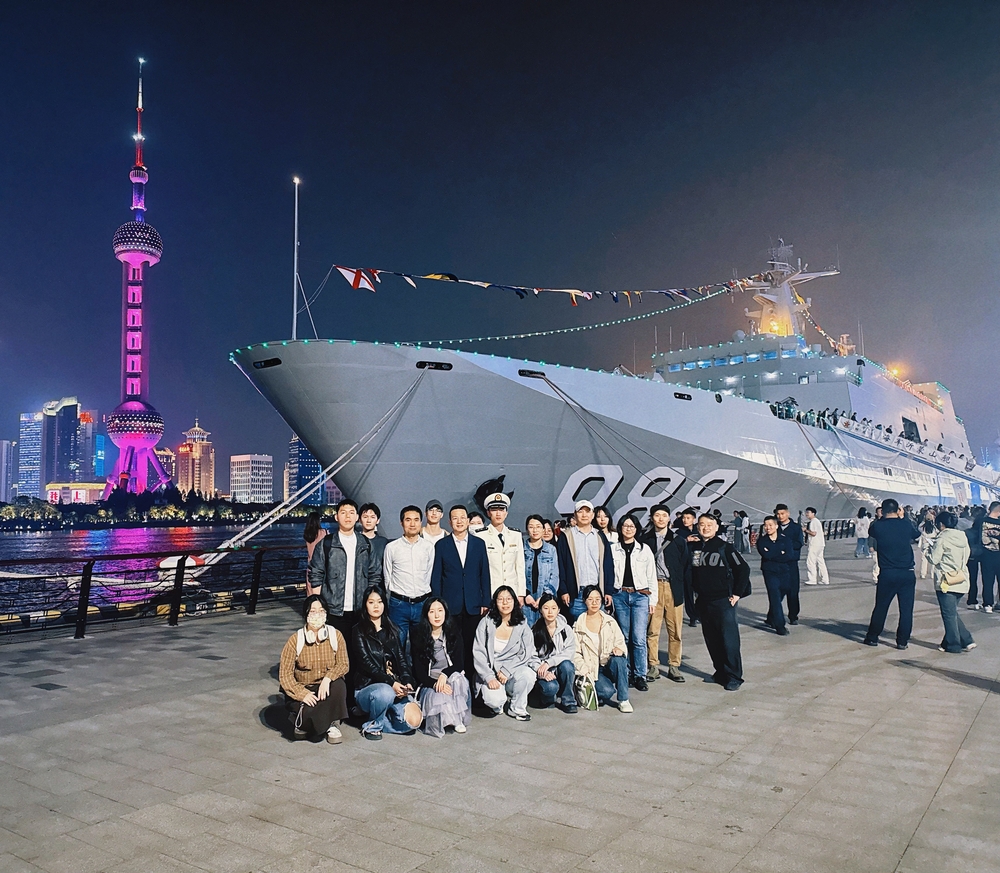 上海海事大学徐悲鸿艺术学院师生与沂蒙山舰合影留念
