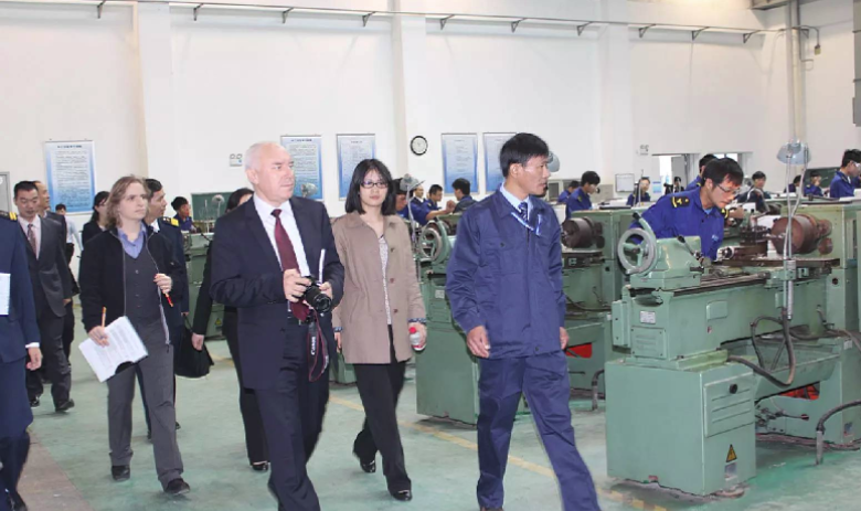 陪同外国专家考察工程训练中心