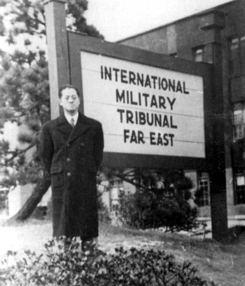 高文彬在远东国际军事法庭标牌前