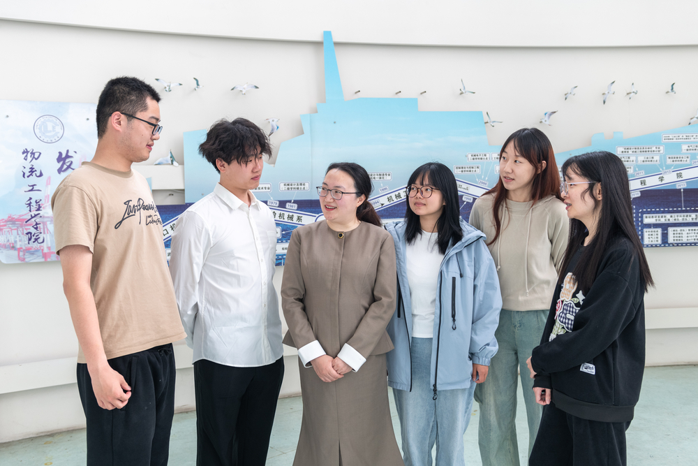 舒帆和学生们合影