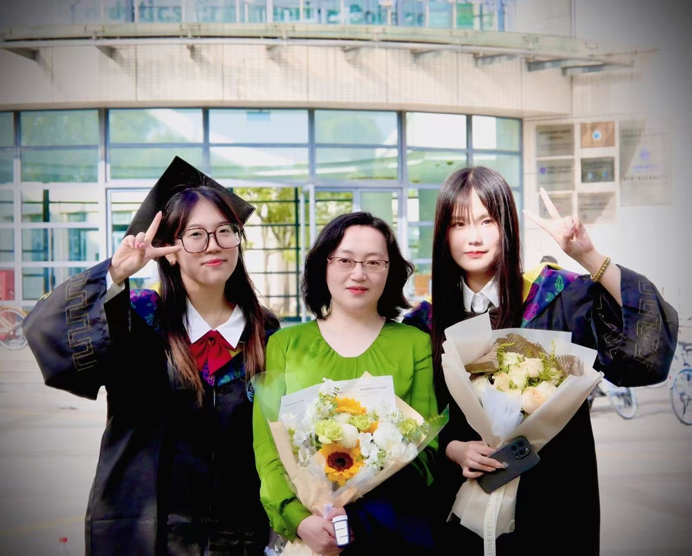 舒帆和毕业生合影