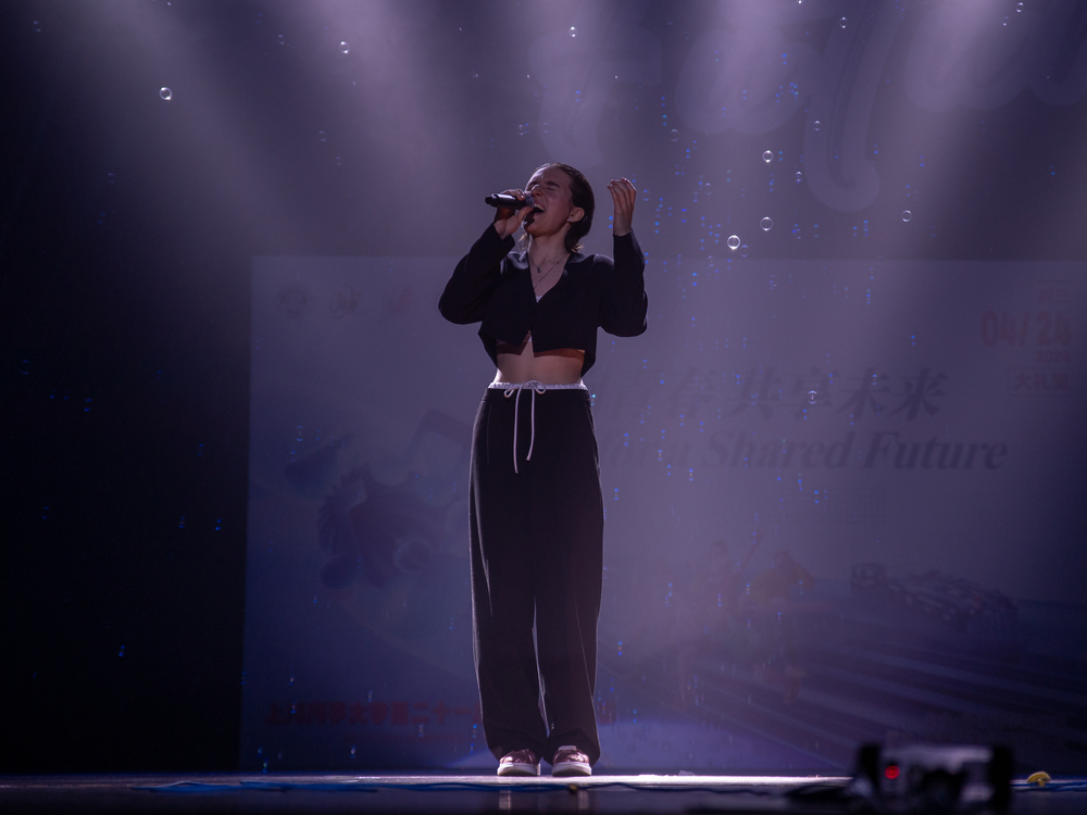 来自国际教育学的Mila演唱