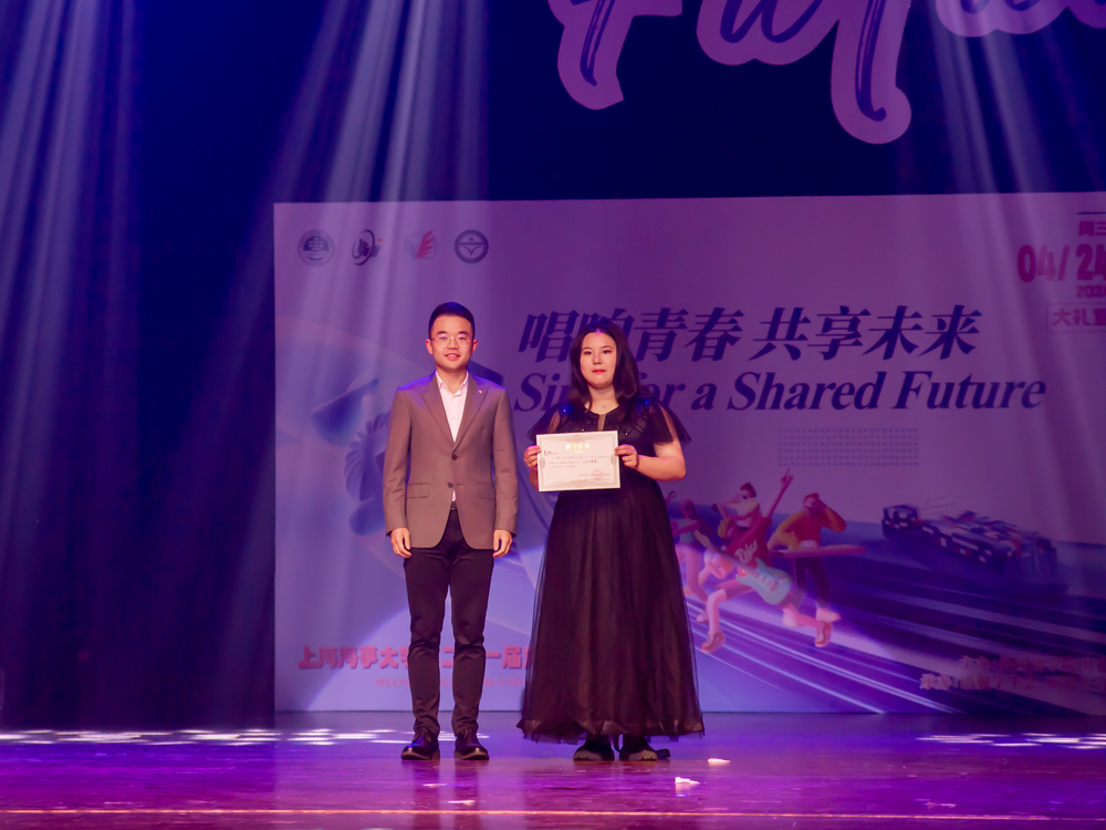 陈敦耀老师为季军颁奖