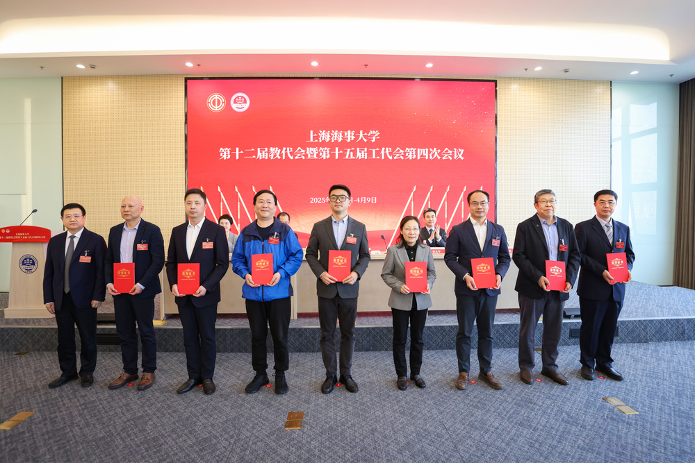 校党委书记宋宝儒为“我为师生办实事”品牌项目颁证