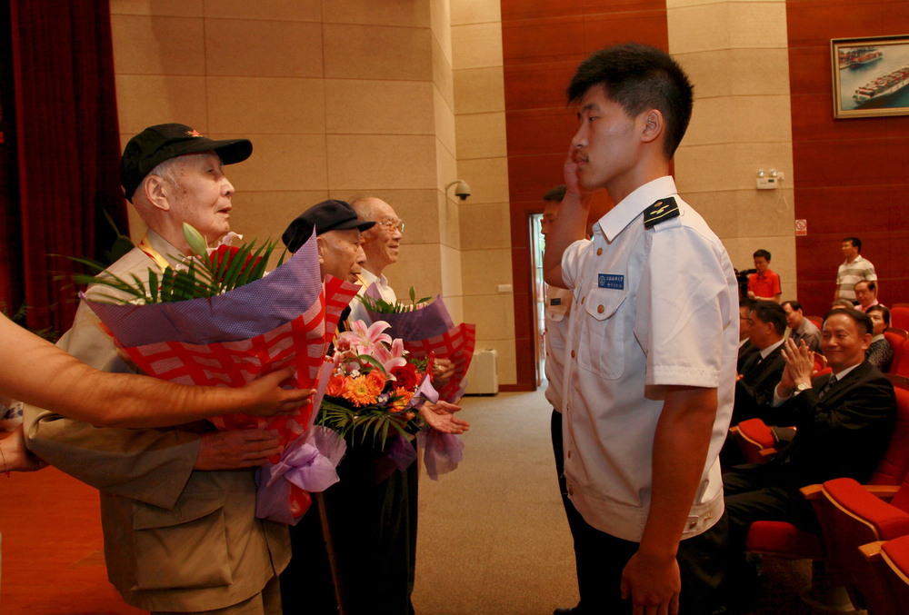 向抗战老战士献花