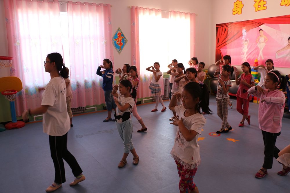 队员教学生们跳舞